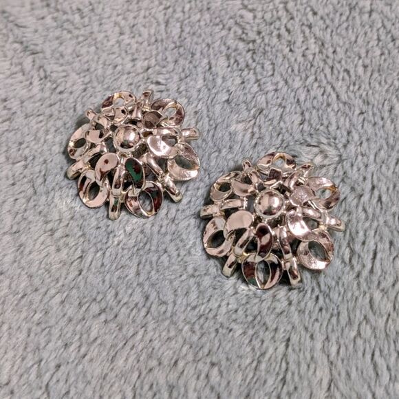 Vintage 80's Rhodium Plated Floral Motif Domed Clip Earrings - Picture 9 of 11